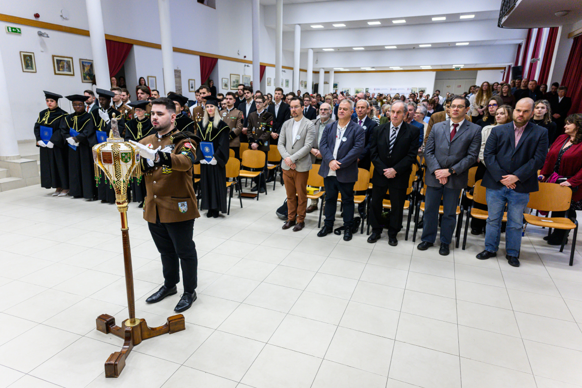 A végzős hallgatók képviseletében Vécs Martin László esküdött fel az egyetem jogarára